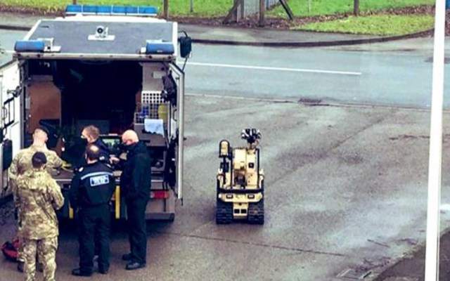 Desalojan planta de vacunas de AstraZeneca en Gales por paquete sospechoso