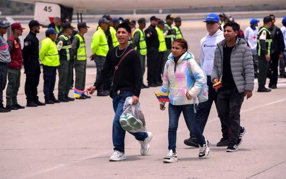 Venezuela acuerda con EU reanudar vuelos de repatriación