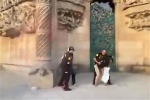  Lanzan activistas climáticas pintura a Sagrada Familia