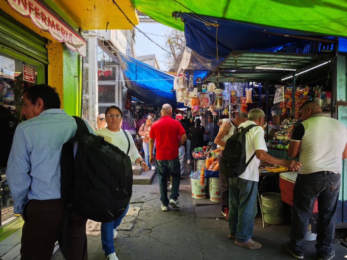 Caos vial en accesos a estaciones del Metro: ambulantes y mototaxis invaden las calles